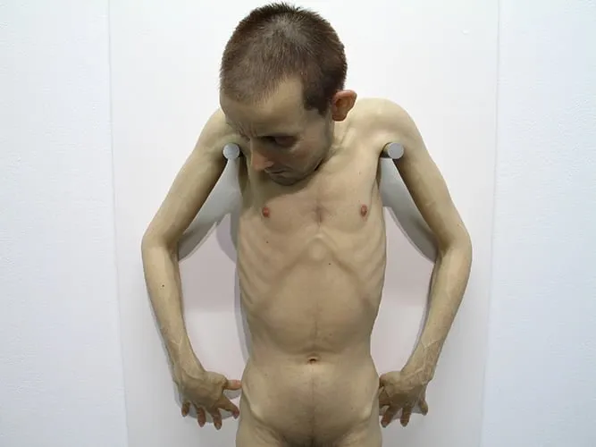 Hombre colgado, 2007 — escultura hiperrealista de Sam Jinks