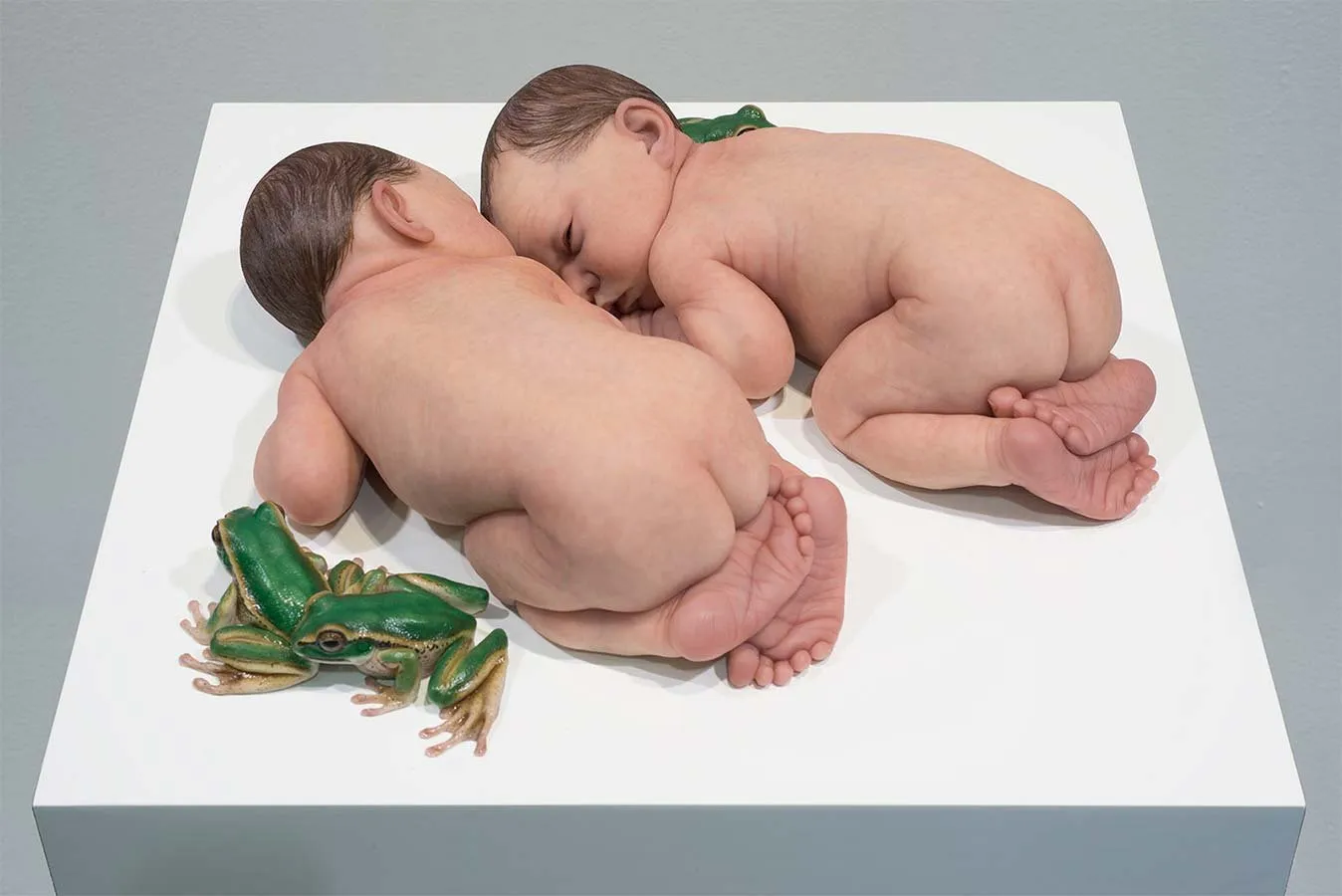Figura infantil en silicona — escultura hiperrealista de Sam Jinks