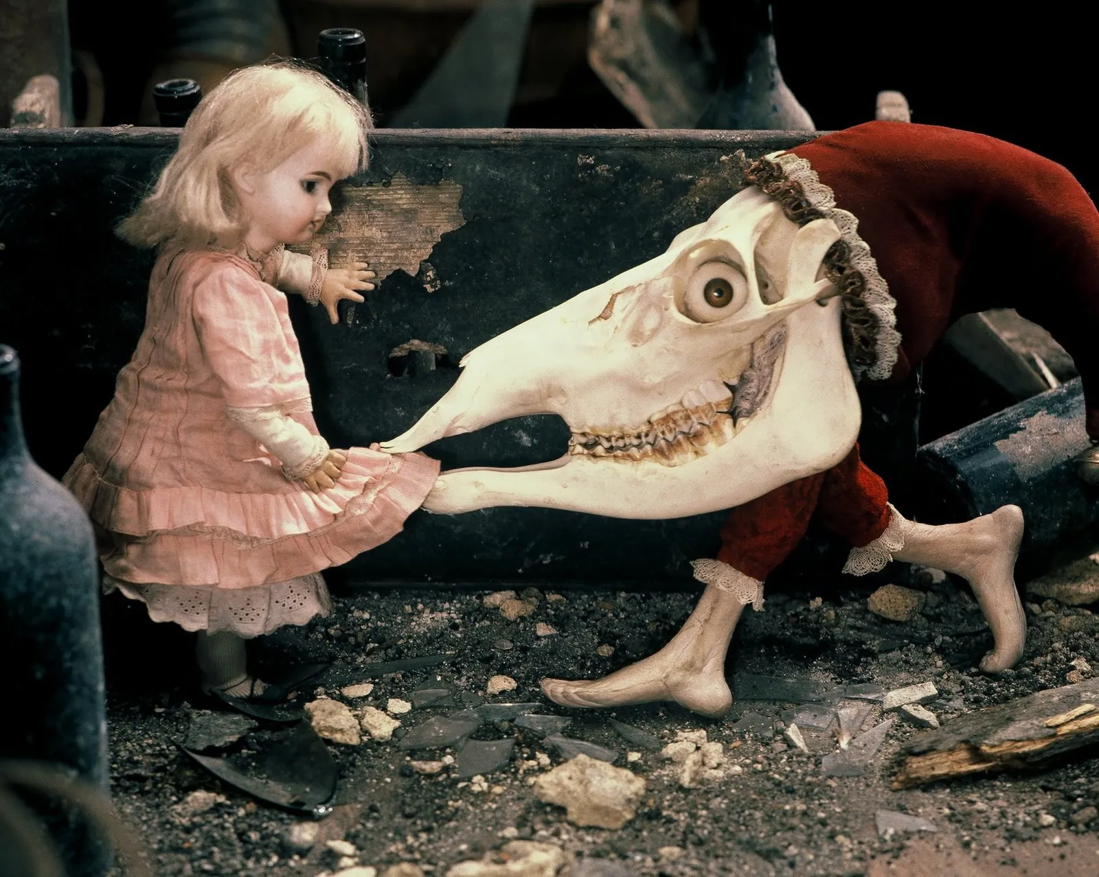 Fotograma de «Alice» de Jan Švankmajer: Alice tira del vestido del Conejo Blanco, una calavera animada vestida de casaca roja