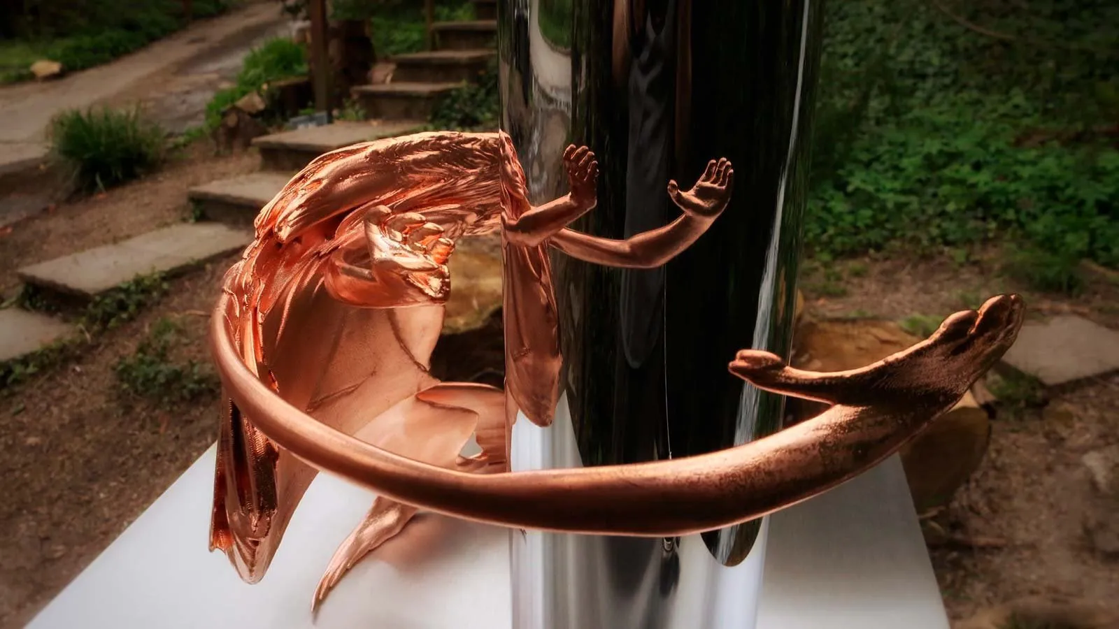 Reflejo de una niña en el cilindro de «Childhood», de Jonty Hurwitz