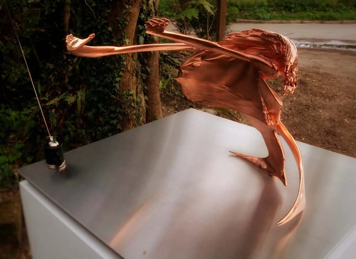 Vista lateral de la escultura de «Childhood», de Jonty Hurwitz