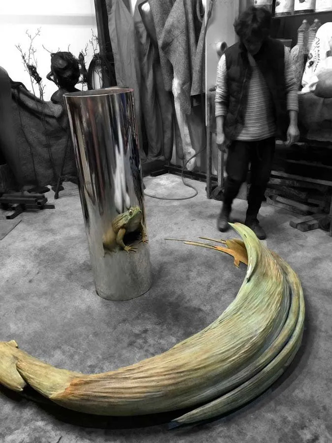 Escultura «Anamorphic Frog» junto a otras obras en el estudio de Jonty Hurwitz
