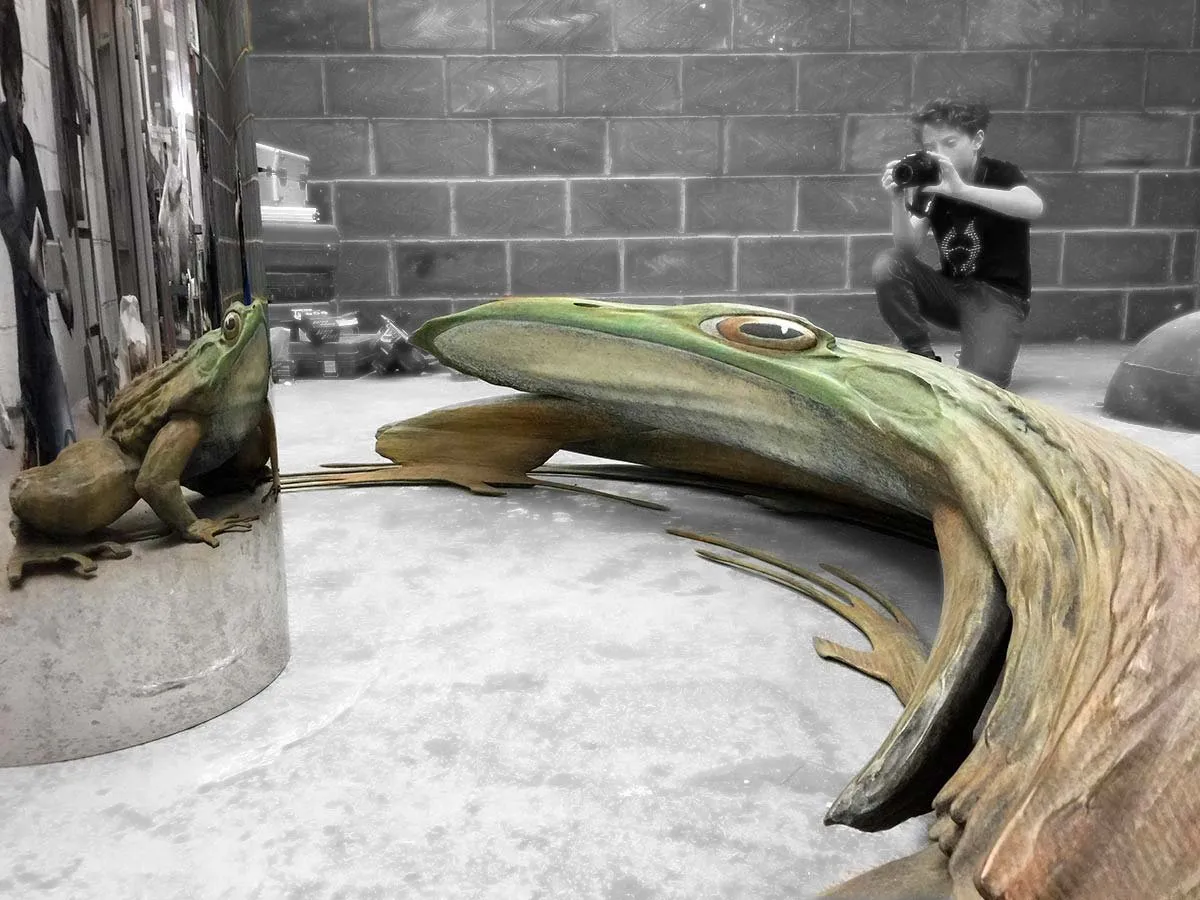 Reflejo de una rana en el cilindro de «Anamorphic Frog»