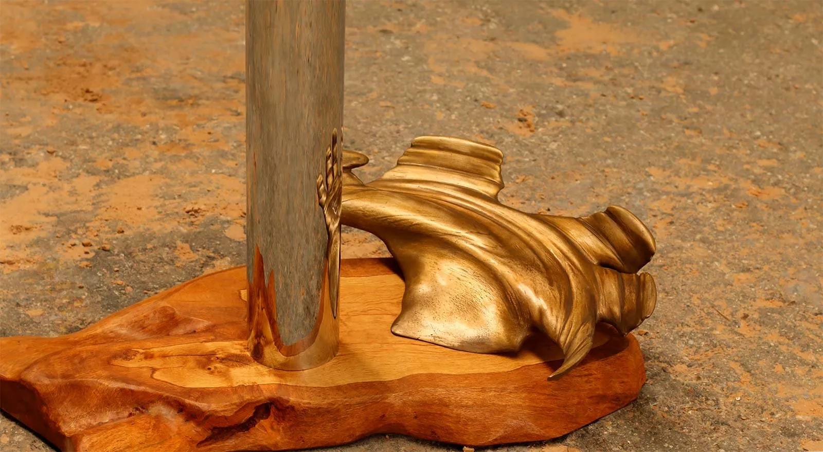 Detalle de la mano de bronce de «The Hand That Caught Me Falling»