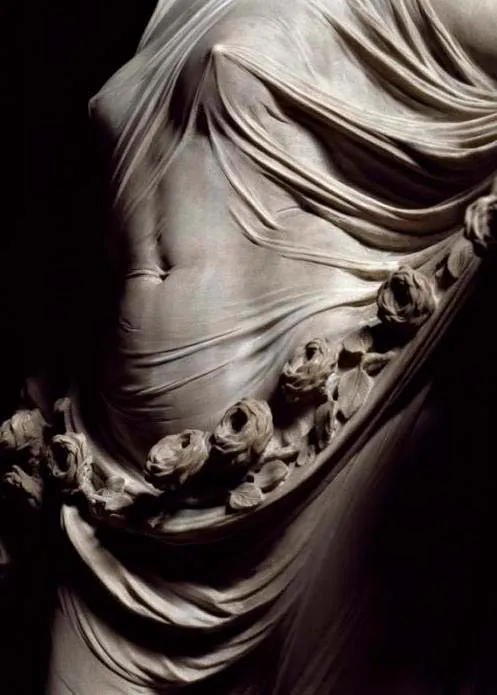 Detalle de la guirnalda de rosas de «La Pudicizia», de Antonio Corradini