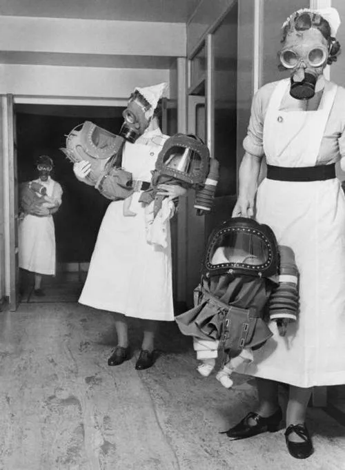 Bebés con máscaras antigás infantiles