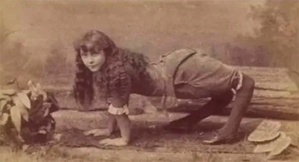 Ella Harper caminando a cuatro patas, con su característico andar de camello