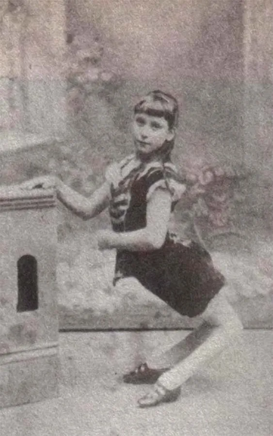 Ella Harper, «la chica camello», en un retrato de estudio (hacia 1886)
