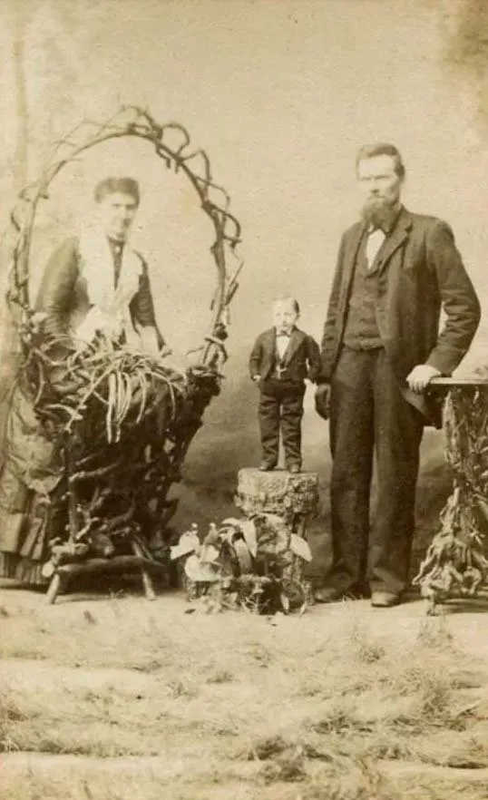 Tom Thumb junto a un gigante de circo, en una fotografía comparativa