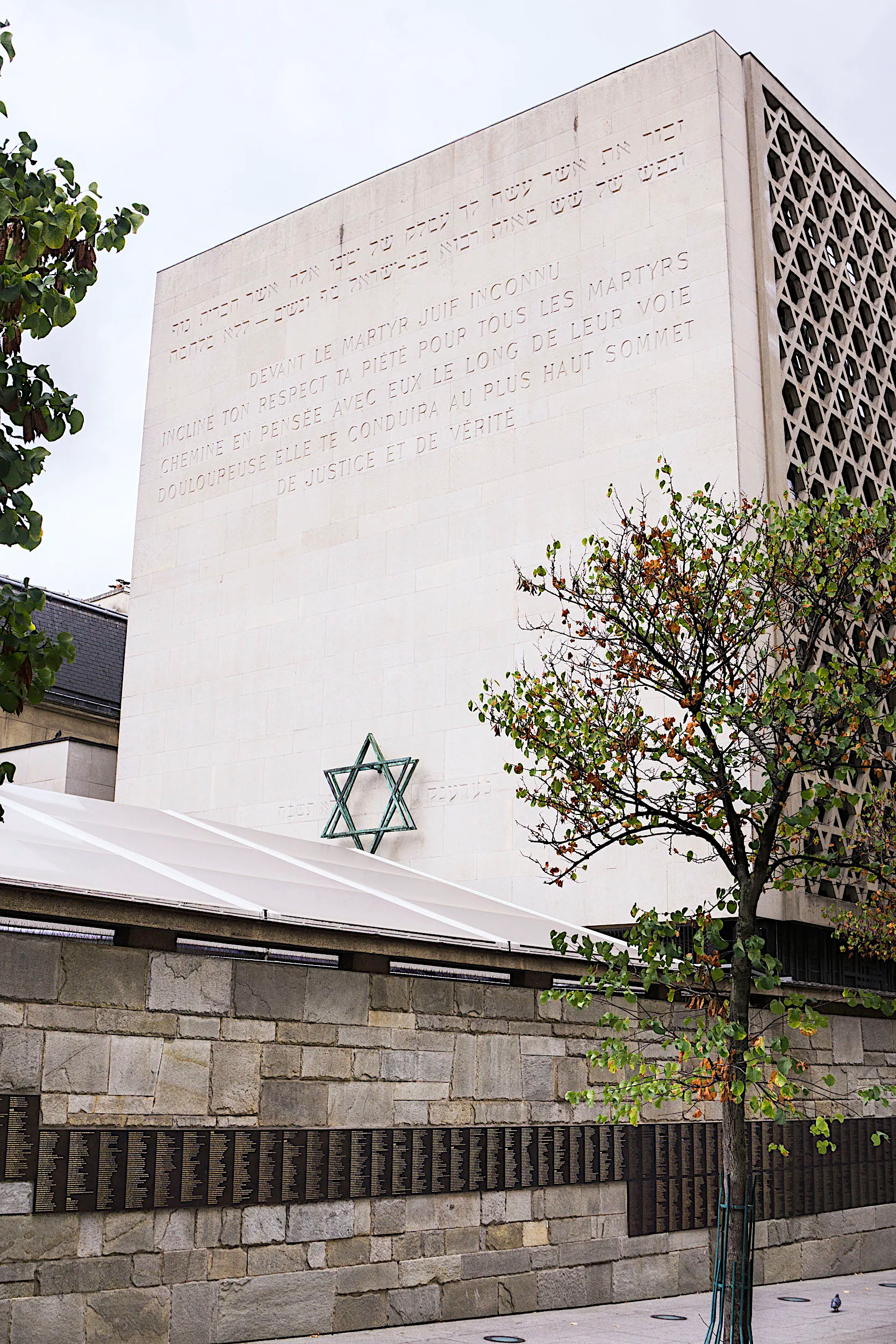 Fachada del Mémorial de la Shoah de París, fotografiada desde la Alameda de los Justos, donde se conserva parte del legado y testimonio de David Olère