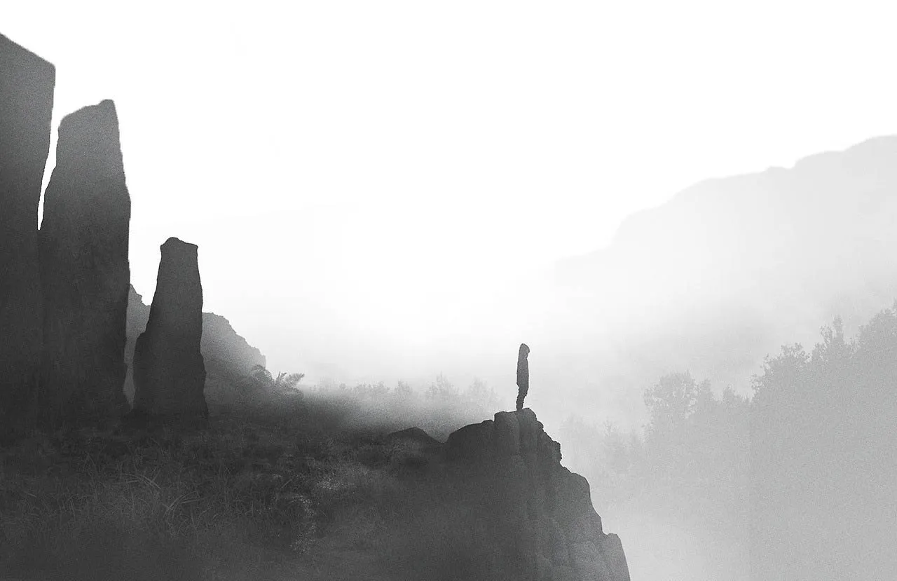 Dawid Planeta: figura humana entre formaciones rocosas («Mini People in the Jungle»)