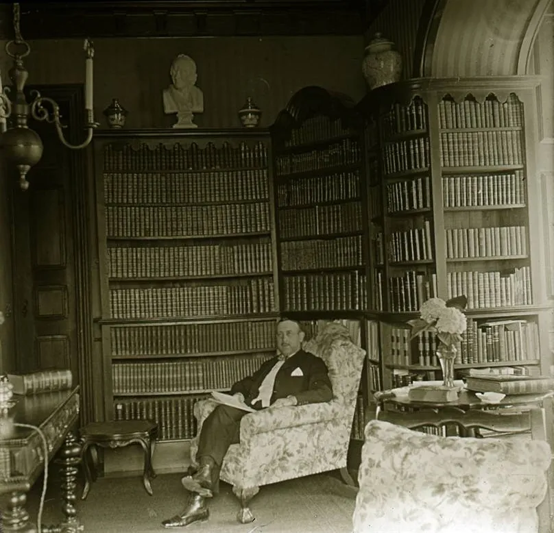 António Egas Moniz en su despacho (1918), fotografía de autor anónimo. Archivo Municipal de Lisboa.