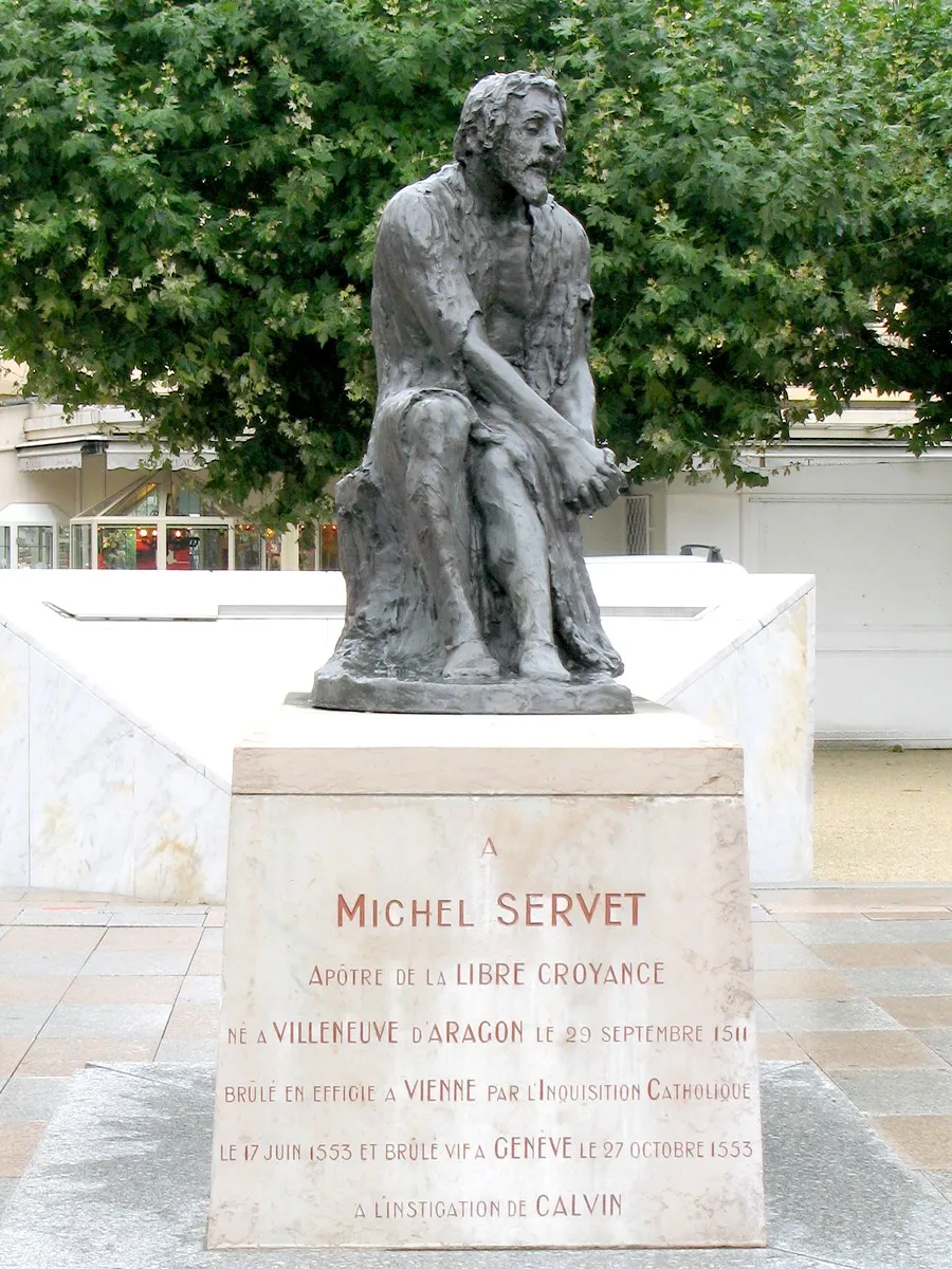 La estatua de Miguel Servet en la plaza del Ayuntamiento de Annemasse, obra de la escultora ginebrina Clotilde Roch (1908). El bronce que hoy puede verse es la reconstrucción de 1960: el original fue fundido en 1941 por el régimen de Vichy y la ocupación nazi. Fotografía de Locum io (2008, dominio público, Wikimedia Commons).