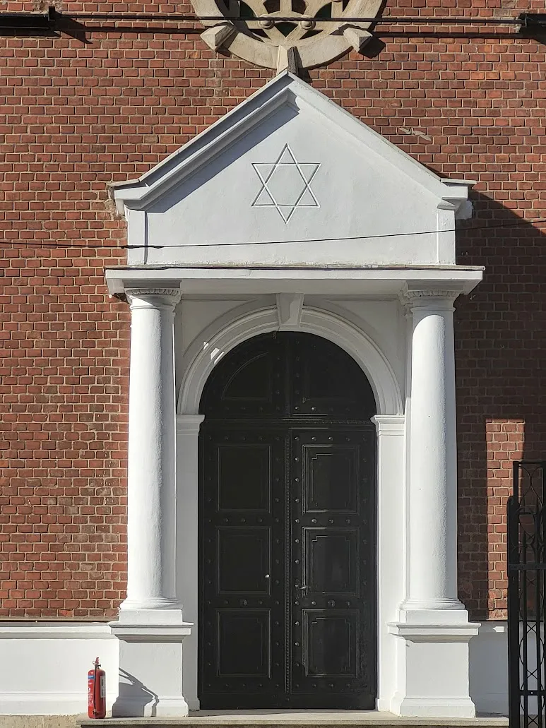 Puerta de la capilla del cementerio judío Filantropía de Bucarest, con la estrella de David sobre el frontón. Fotografía de Melange, CC BY-SA 4.0