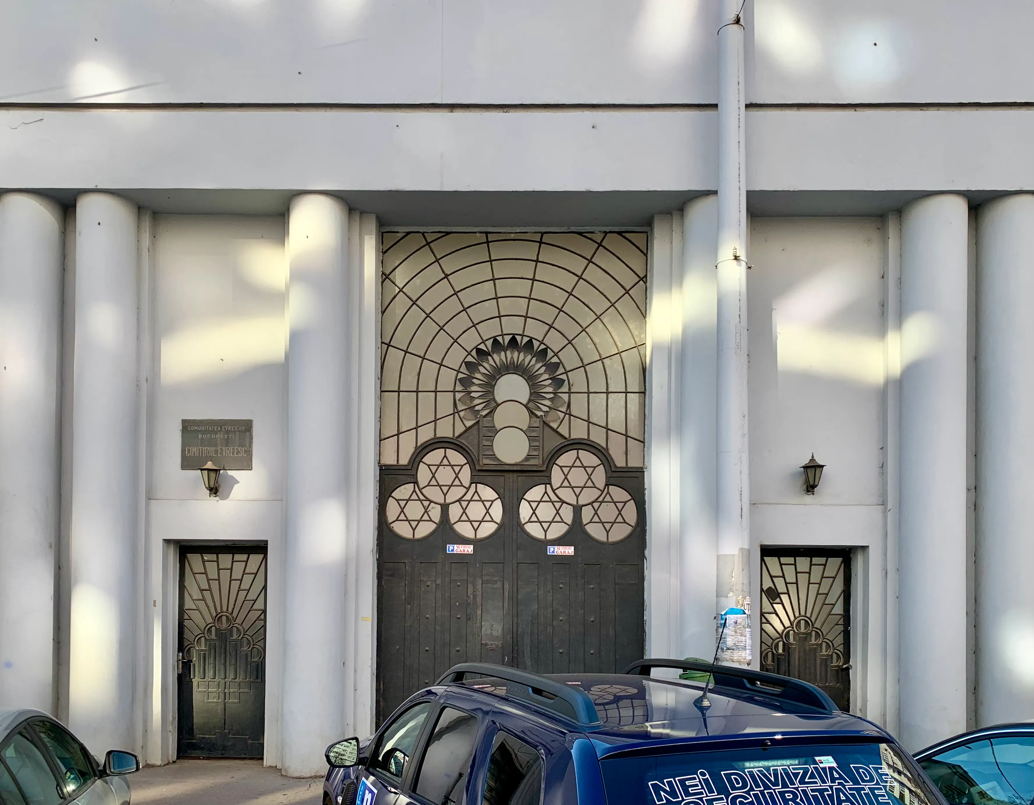 Entrada del cementerio judío Filantropía de Bucarest, donde se encuentra la tumba de Adolf Hittler. Fotografía de Neoclassicism Enthusiast, CC BY-SA 4.0