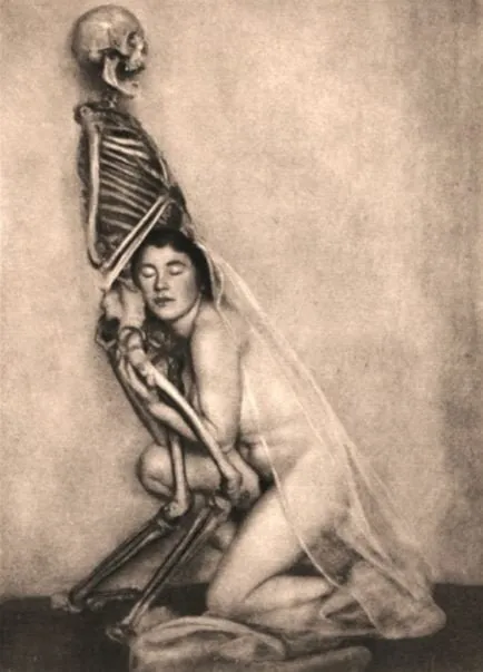 Fotografía erótica de época: mujer arrodillada junto a un esqueleto