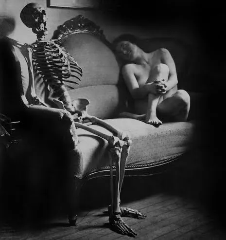Fotografías eróticas antiguas de mujeres con esqueletos