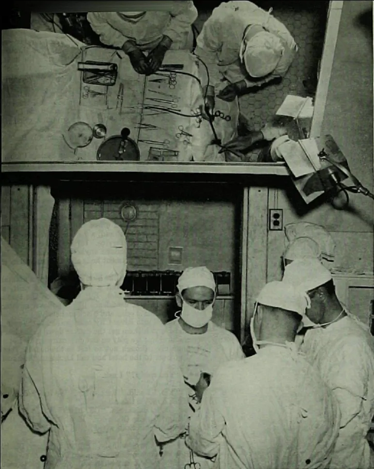 Walter Freeman y James W. Watts en el quirófano, fotografiados por Harris A. Ewing para «The Saturday Evening Post» (24 de mayo de 1941). Un espejo colocado sobre la mesa de operaciones refleja la intervención en curso.