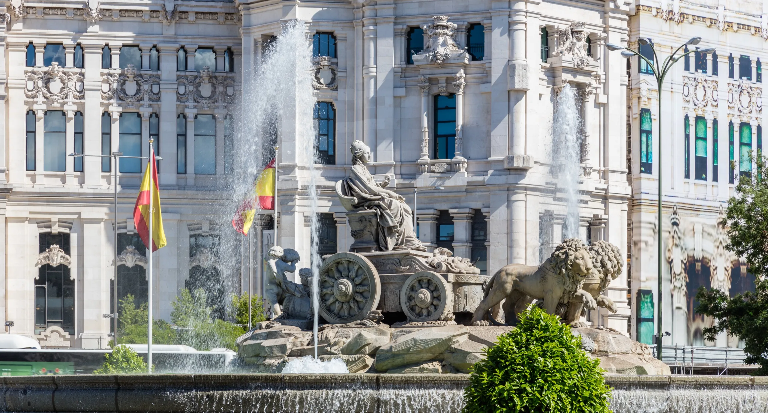 Fuente de Cibeles, del arquitecto Ventura Rodríguez (diseño, 1782), con la diosa esculpida por Francisco Gutiérrez y los leones Atalanta e Hipómenes, obra del escultor Roberto Michel. Plaza de Cibeles, Madrid. Fotografía de Diego Delso.