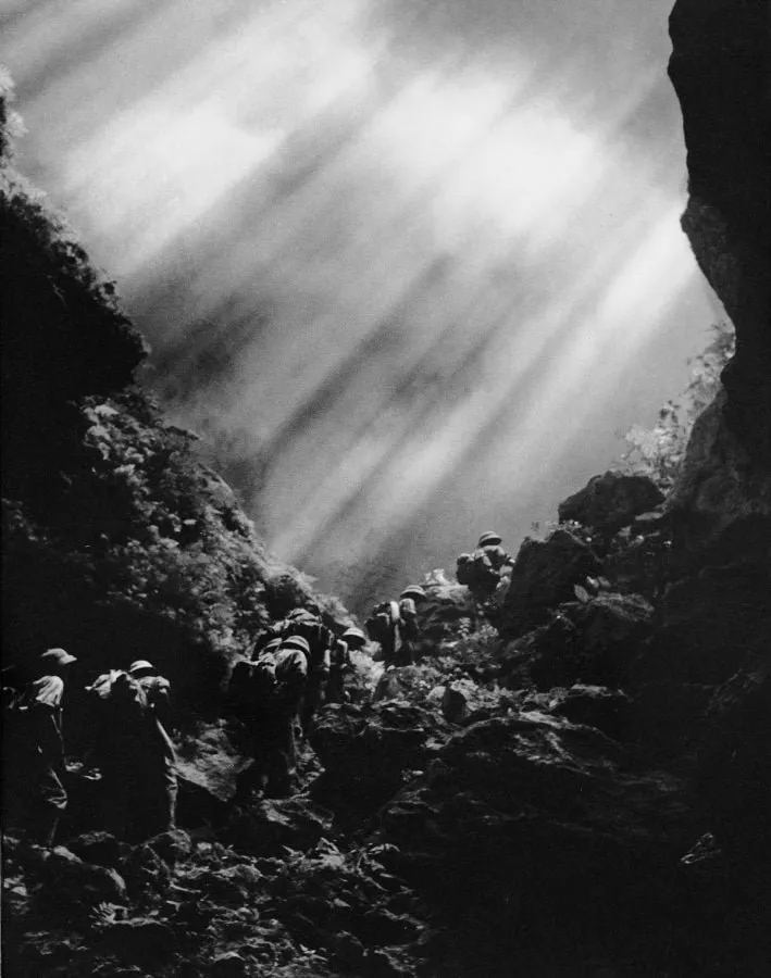 Soldados norvietnamitas cruzando la ruta Ho Chi Minh en 1966, fotografía de Le Minh Truong