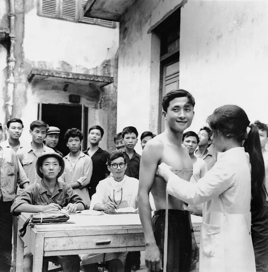 Reconocimiento médico a nuevos reclutas en Haiphong, fotografía de Bao Hanh (1967)