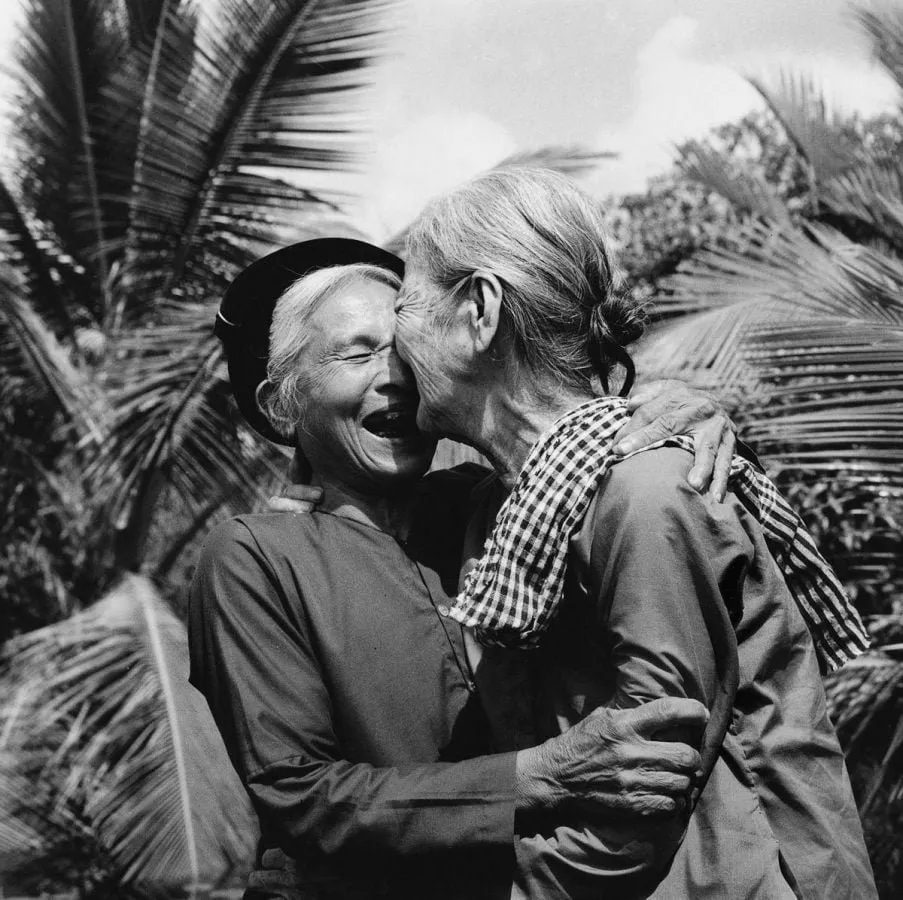 Reencuentro de dos ancianas vietnamitas tras la reunificación, fotografía de Vo Anh Khanh (1975)
