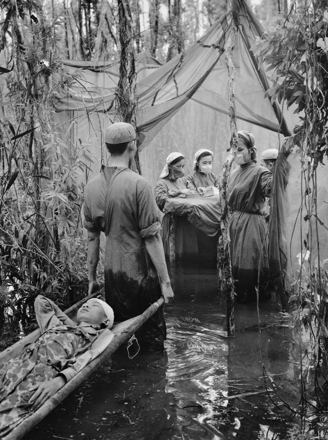 Quirófano de campaña en un manglar vietnamita, fotografía de Vo Anh Khanh (1970)