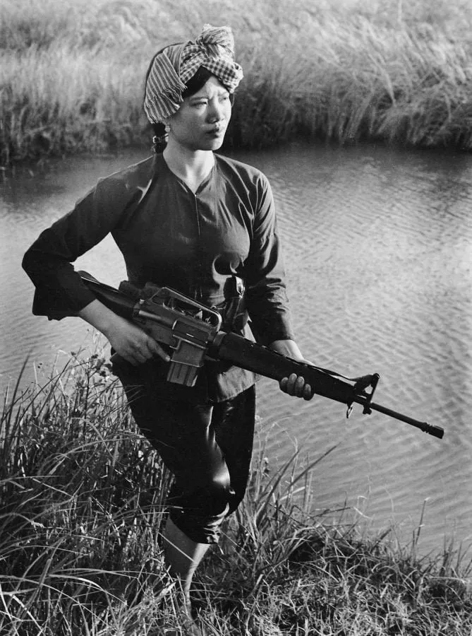 Guerrillera del Vietcong con un fusil M16 en el delta del Mekong, fotografía de Le Minh Truong (1973)