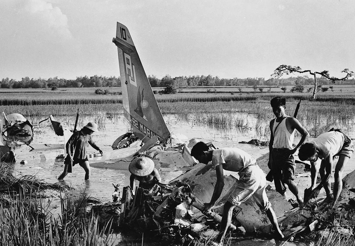 Restos de un avión estadounidense derribado cerca de Hanói, fotografía de Doan Cong Tinh (1972)