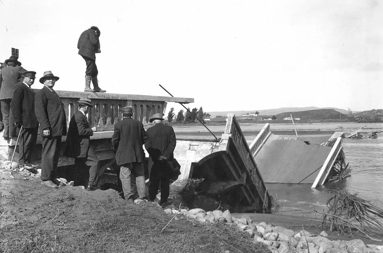 Puente destruido tras la inundación de San Diego de 1916