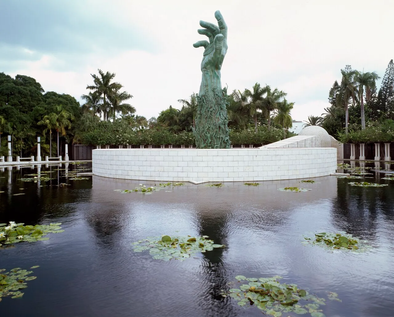 Detalle de las figuras entrelazadas de la «Escultura del Amor y la Angustia», parte del Monumento al Holocausto de Kenneth Triester en Miami Beach. Fotografía de Carol M. Highsmith, Library of Congress, dominio público.