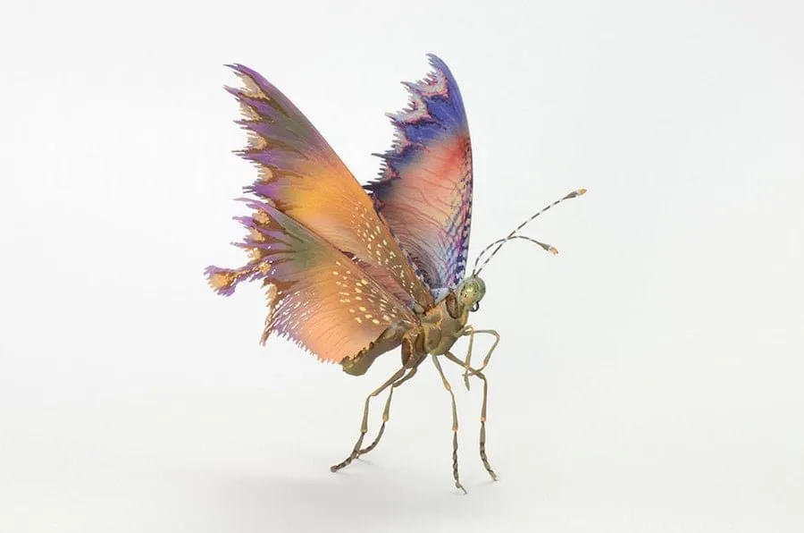 Escultura de Hiroshi Shinno de una polilla imaginaria con alas anaranjadas y violetas