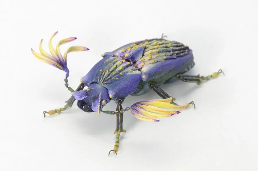 Escultura de Hiroshi Shinno de un insecto imaginario con caparazón violeta y patas amarillas