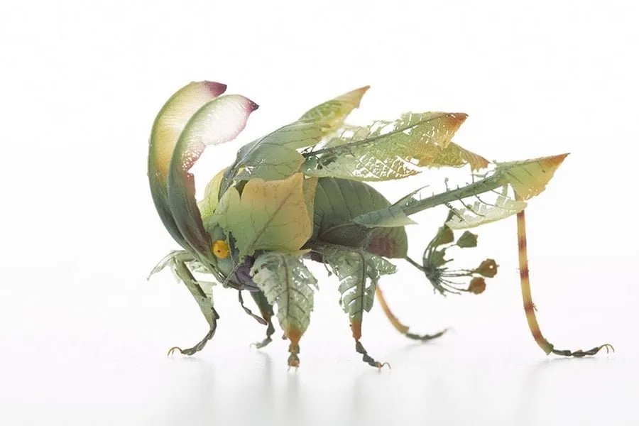 Escultura de Hiroshi Shinno de un insecto imaginario con alas de hojas verdes superpuestas