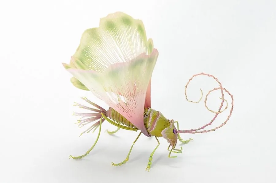 Escultura de Hiroshi Shinno de un insecto imaginario con ala en forma de pétalo y cola enroscada