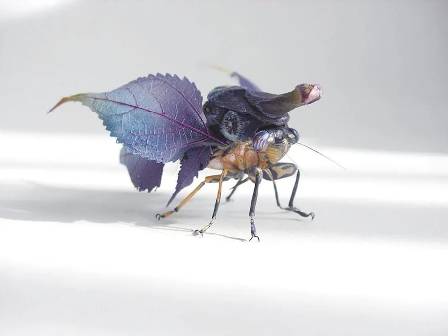 Escultura de Hiroshi Shinno de un insecto imaginario con alas de hoja violeta
