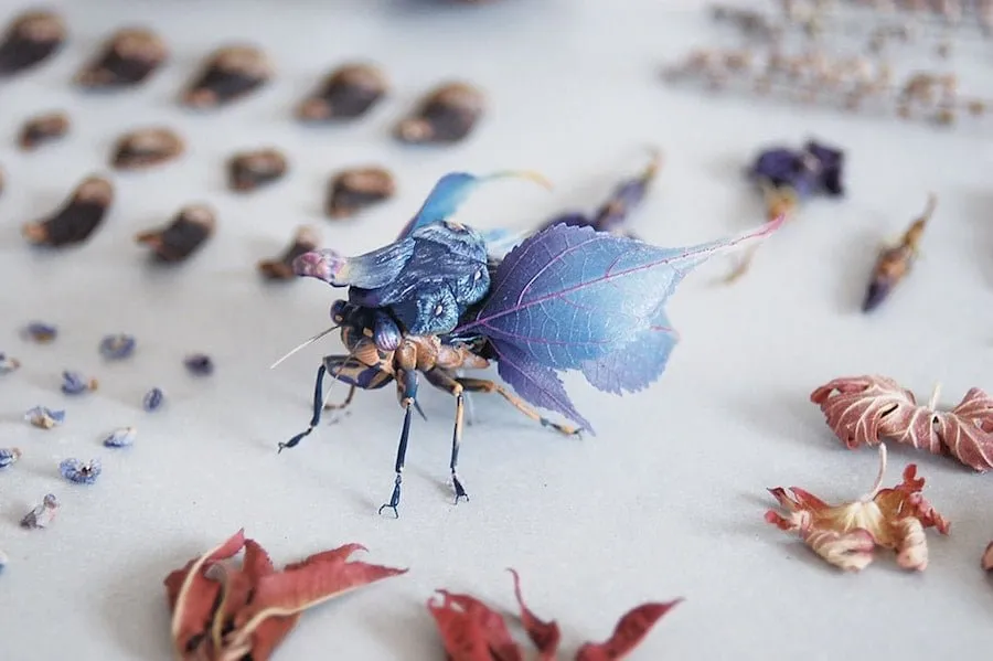 Escultura de Hiroshi Shinno de un insecto imaginario de alas azules