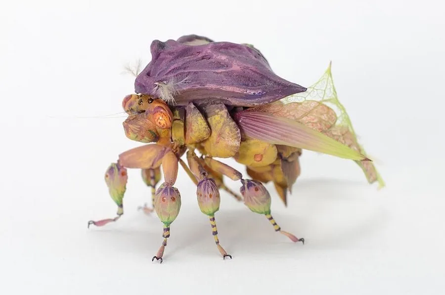 Escultura de Hiroshi Shinno de un insecto imaginario con caparazón violeta y patas en forma de capullo