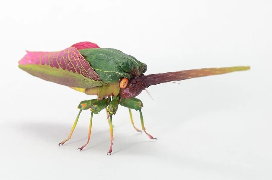 Escultura de Hiroshi Shinno de un insecto imaginario con alas en forma de pétalo