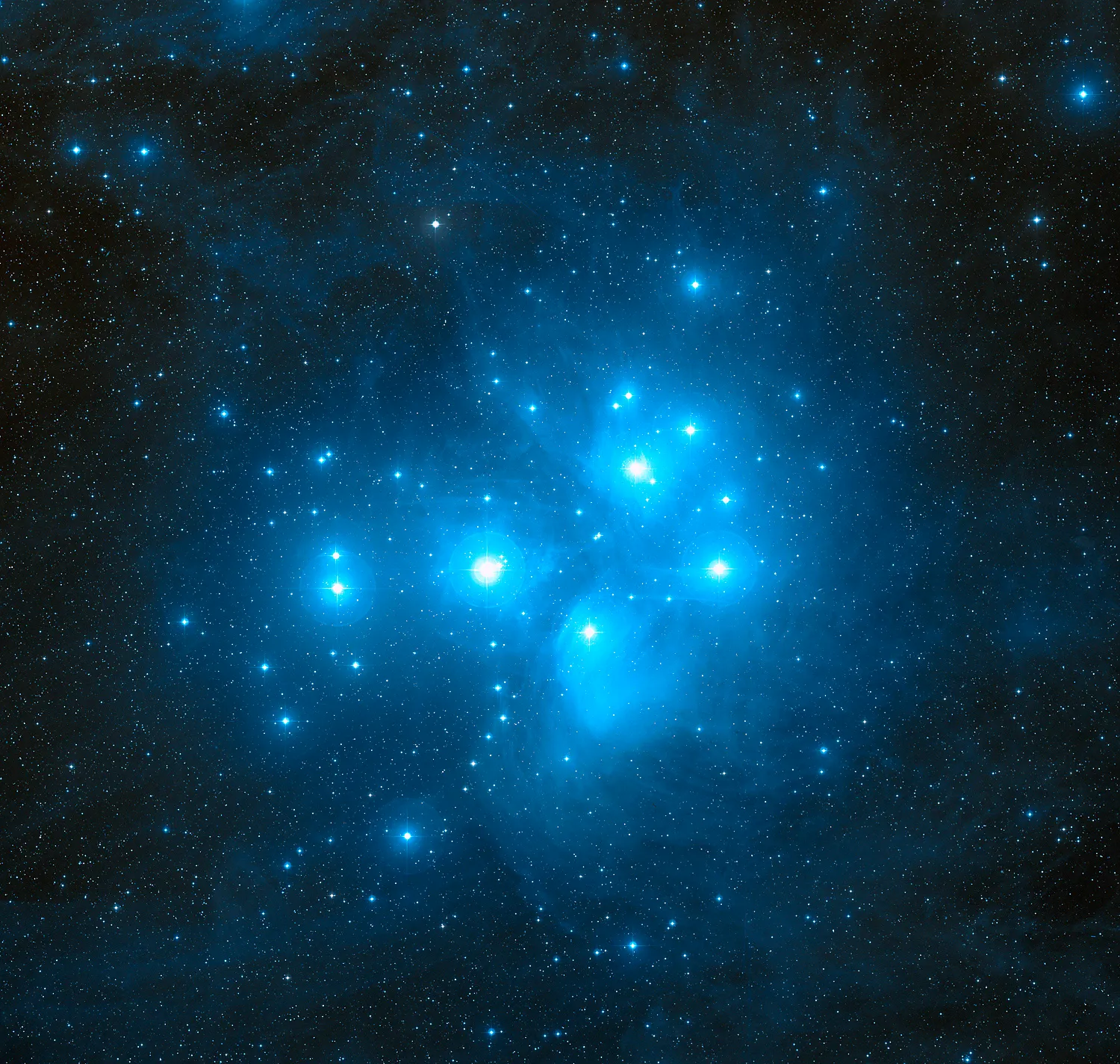 El cúmulo estelar de las Pléyades, con su característica nebulosidad de reflexión azul. Imagen de Davide De Martin (Digitized Sky Survey 2 / ESA-ESO-NASA FITS Liberator), ESA/Hubble, CC BY 4.0