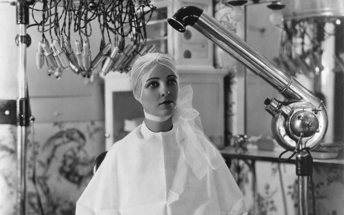 Breve historia del secador: de engendro mortal a siervo doméstico de la belleza