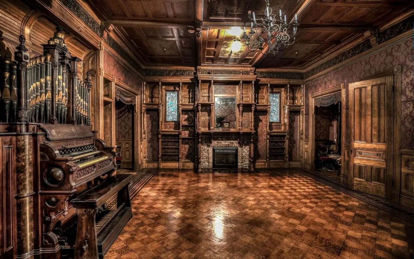 Salón interior de la mansión Winchester con órgano de tubos