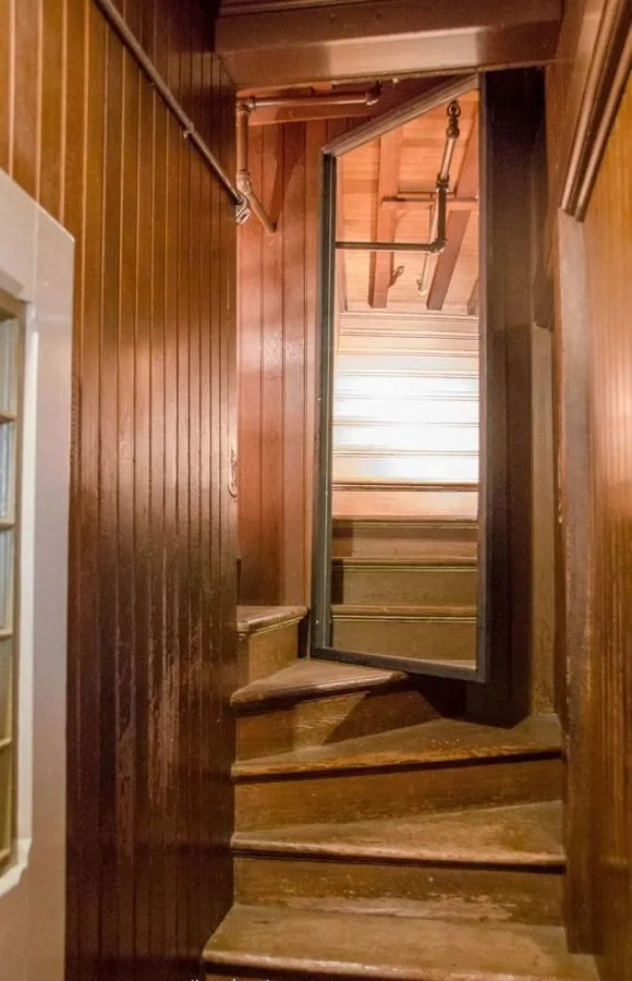 Escalera de la mansión Winchester