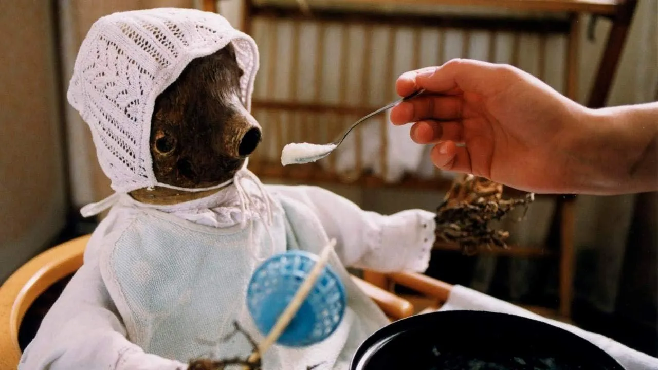 Otík es alimentado con cuchara en un fotograma de “Little Otik”