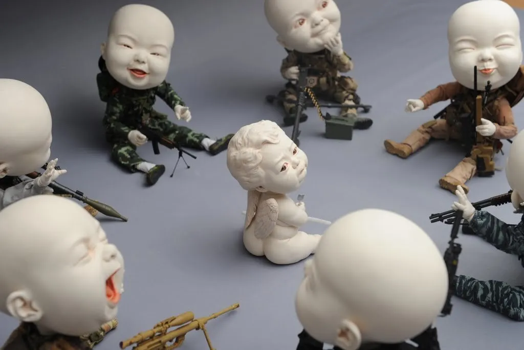 Escultura «Security Summit» de Johnson Tsang (2015), un querubín rodeado de bebés soldado