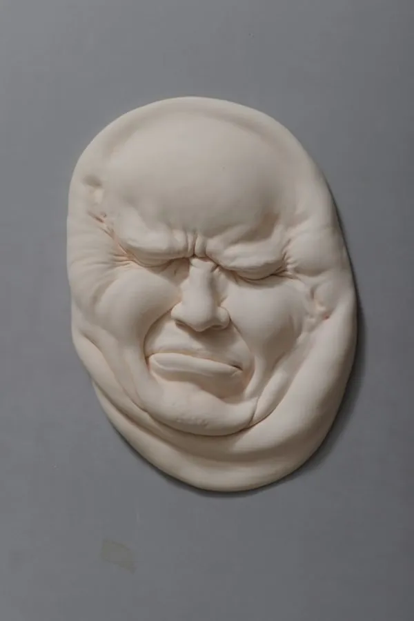 Escultura «Against the Wall» de Johnson Tsang, de la serie «Lucid Dream»
