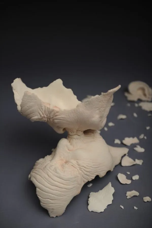 Escultura «Beso» de Johnson Tsang