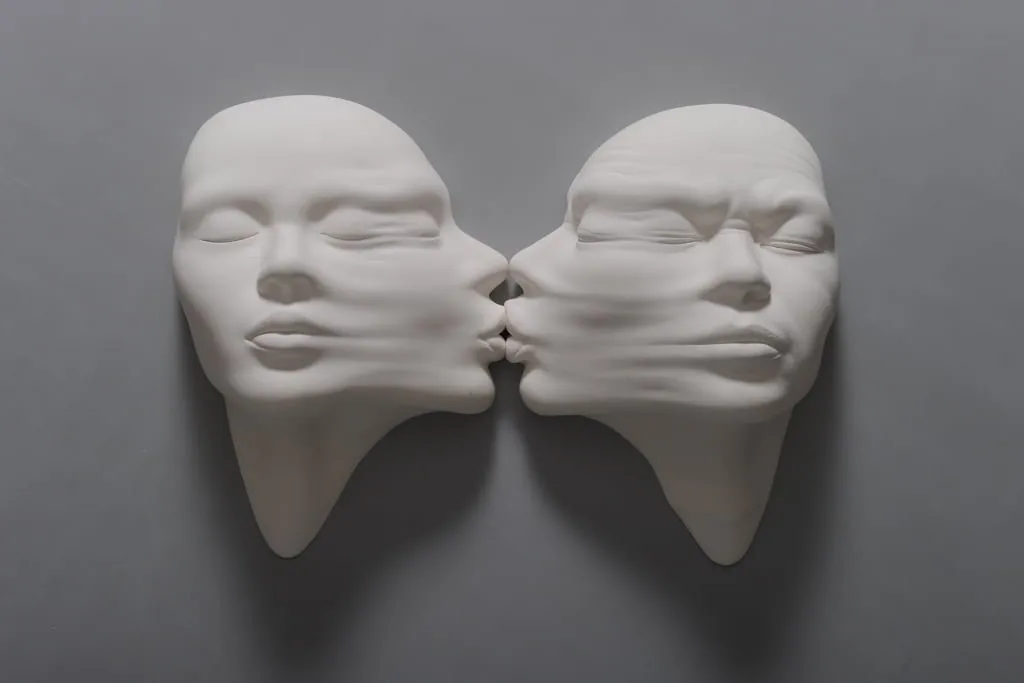 Los rostros surrealistas de Johnson Tsang