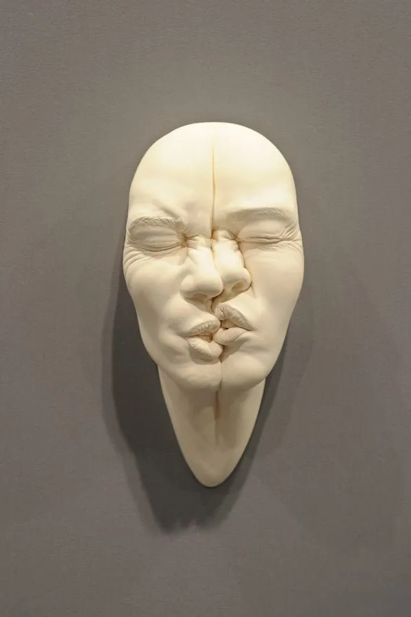 Rostro de la serie «Lucid Dream» de Johnson Tsang, con una mano cubriendo los ojos desde lo alto