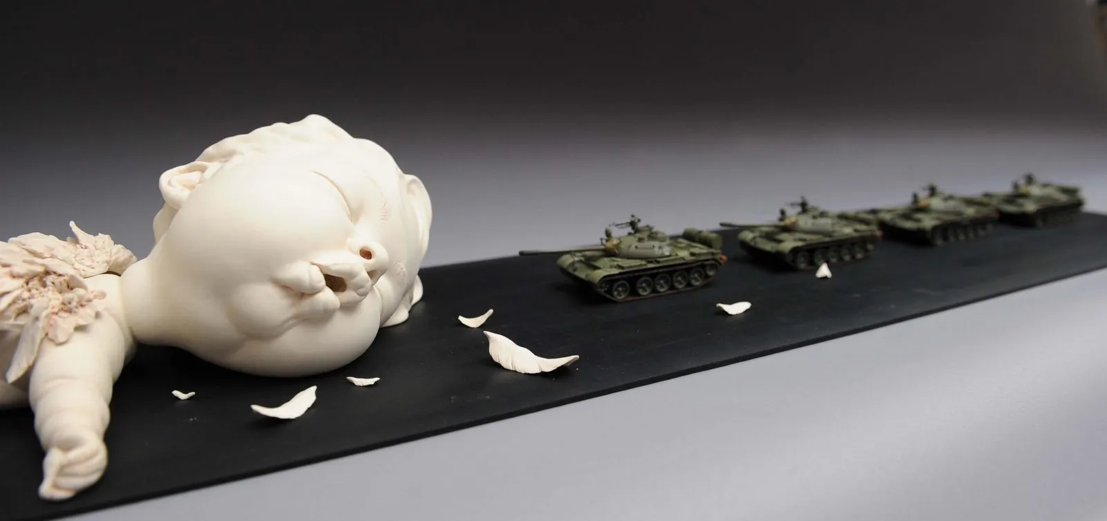 Escultura «Porcelain and Toy Tanks» de Johnson Tsang (2014)